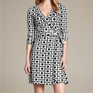 Black and white size small Banana Republic wrap dress in EUC